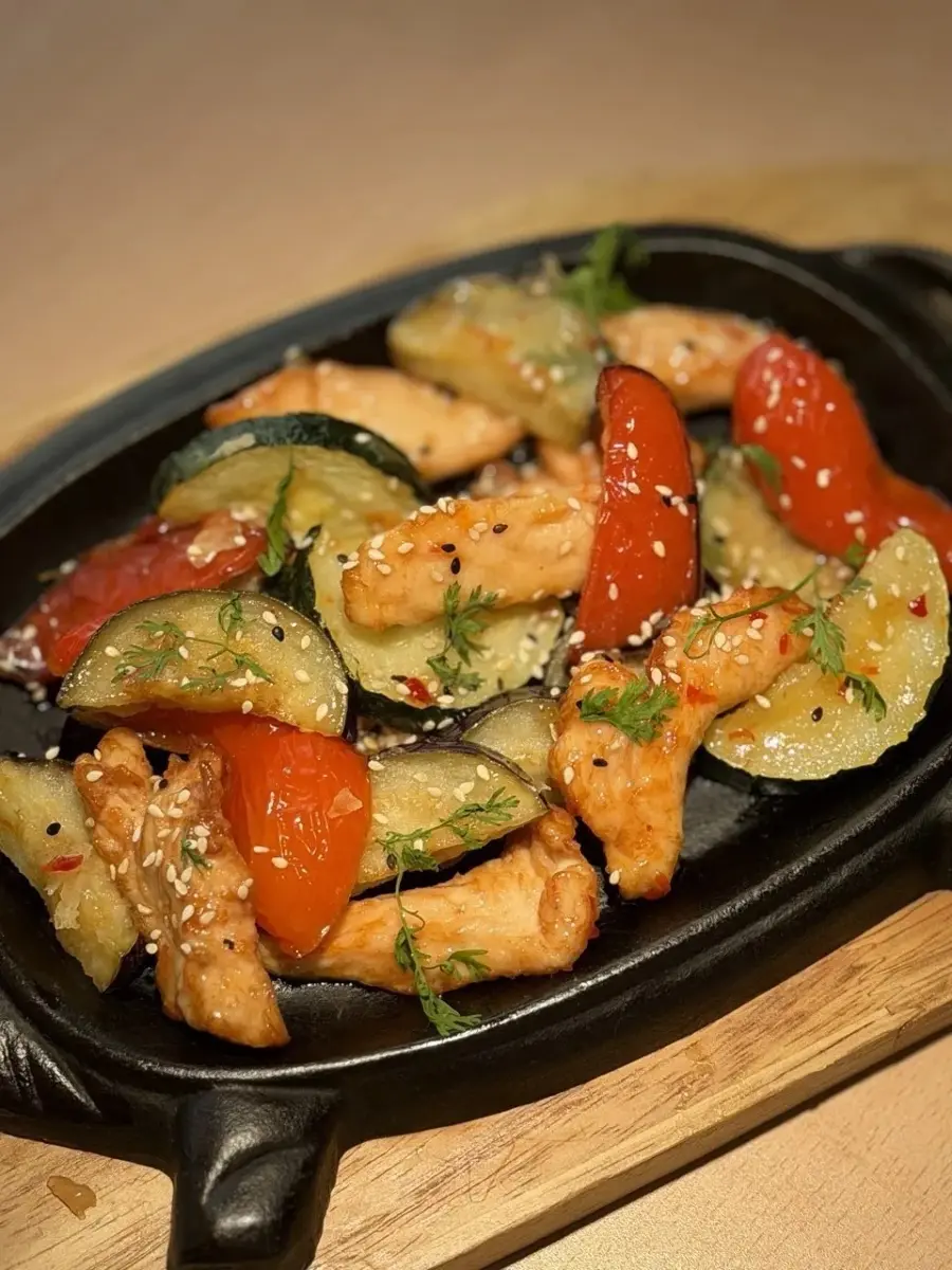Горячая сковородка с курицей Изображение Горячая сковородка с курицей - Айво
