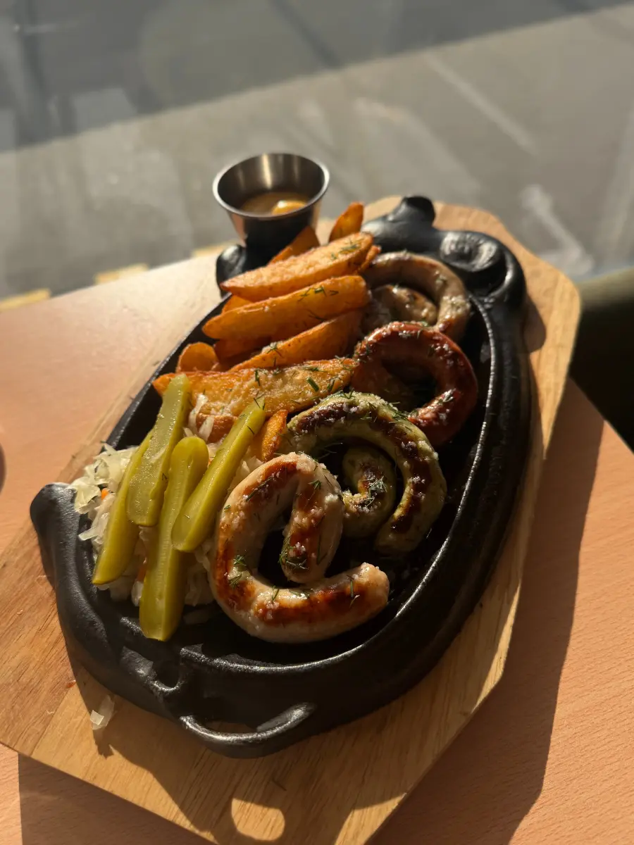 Горячая сковородкам с колбасками улитками (свинина и говядина) Изображение Горячая сковородкам с колбасками улитками (свинина и говядина) - Айво