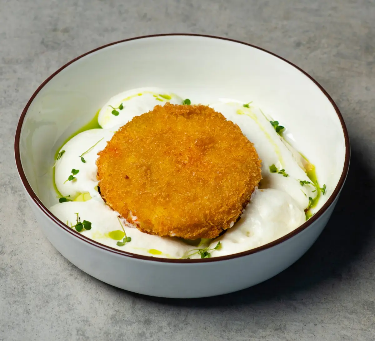 Крабовая котлета с пармезановым муссом, цукини и азиатским соусом Изображение Крабовая котлета с пармезановым муссом, цукини и азиатским соусом - AYAMI