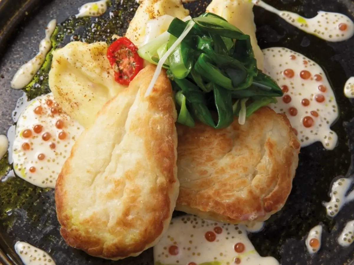 Щучьи котлеты с икорным соусом и картофельным пюре Изображение Щучьи котлеты с икорным соусом и картофельным пюре - Krombacher