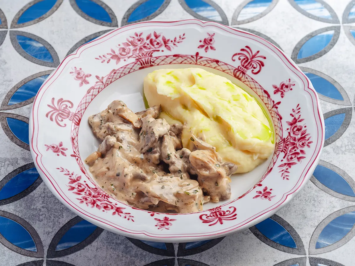 Д Мясо по-строгановски с белыми грибами и картофельным пюре Изображение Д Мясо по-строгановски с белыми грибами и картофельным пюре - СибирьСибирь