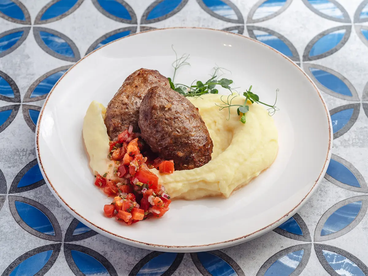 Д Домашние котлеты из двух видов мяса с картофельным пюре и соусом Сальса Изображение Д Домашние котлеты из двух видов мяса с картофельным пюре и соусом Сальса - СибирьСибирь