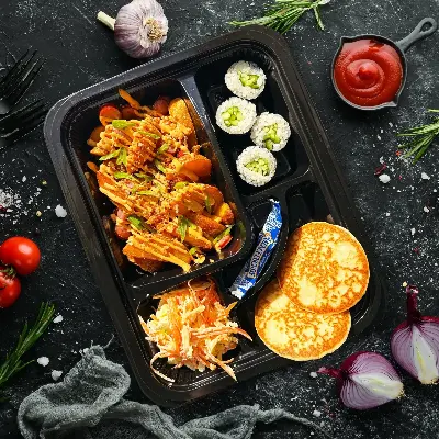 Ланч-Бокс с колбасками и картошечкой Изображение Ланч-Бокс с колбасками и картошечкой - Yo! Fish