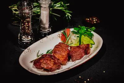 Шашлык из свиной шеи 1 кг Изображение Шашлык из свиной шеи 1 кг - GRILL HOUSE