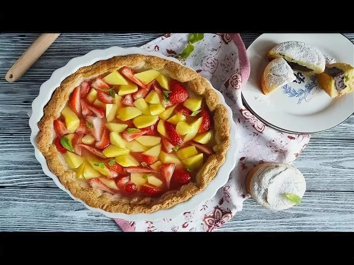 Пирог песочный с ананасом и клубникой Изображение Пирог песочный с ананасом и клубникой - Ланчбург