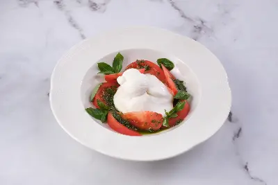 Буратта со спелыми томатами Изображение Буратта со спелыми томатами - МАМА
