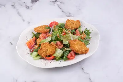 Теплый салат с курицей Изображение Теплый салат с курицей - МАМА