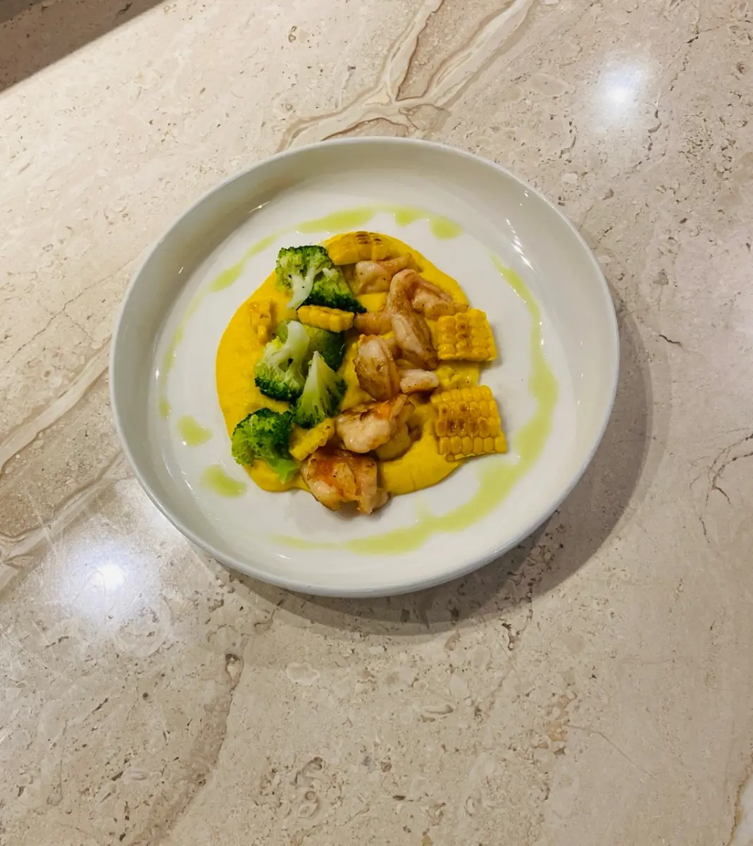 ЛАНЧ Креветки с брокколи и кремом из кукурузы Изображение ЛАНЧ Креветки с брокколи и кремом из кукурузы - Особняк