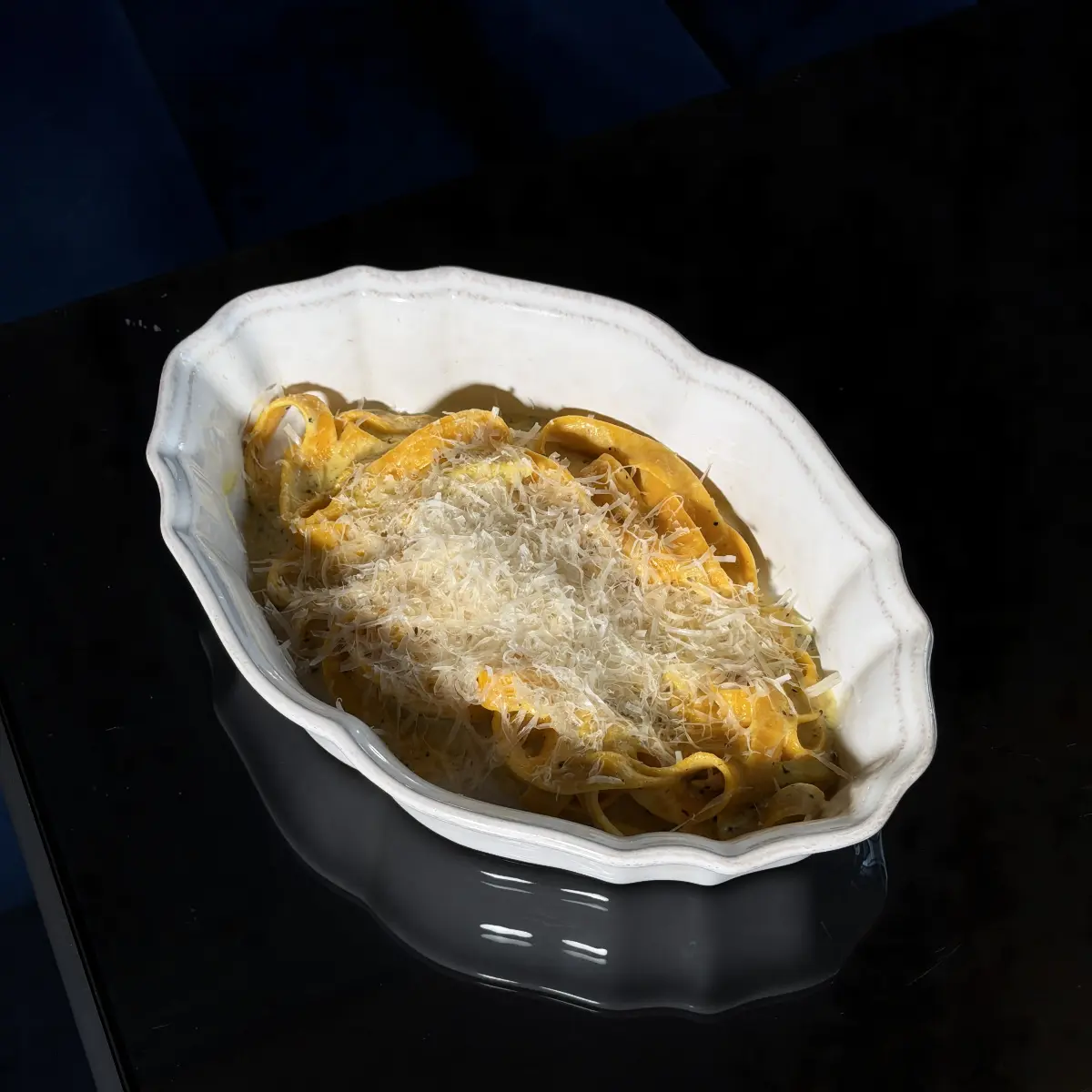 ЛАНЧ Домашняя паста тальятелли с соусом 4 сыра и цыпленком Изображение ЛАНЧ Домашняя паста тальятелли с соусом 4 сыра и цыпленком - Особняк