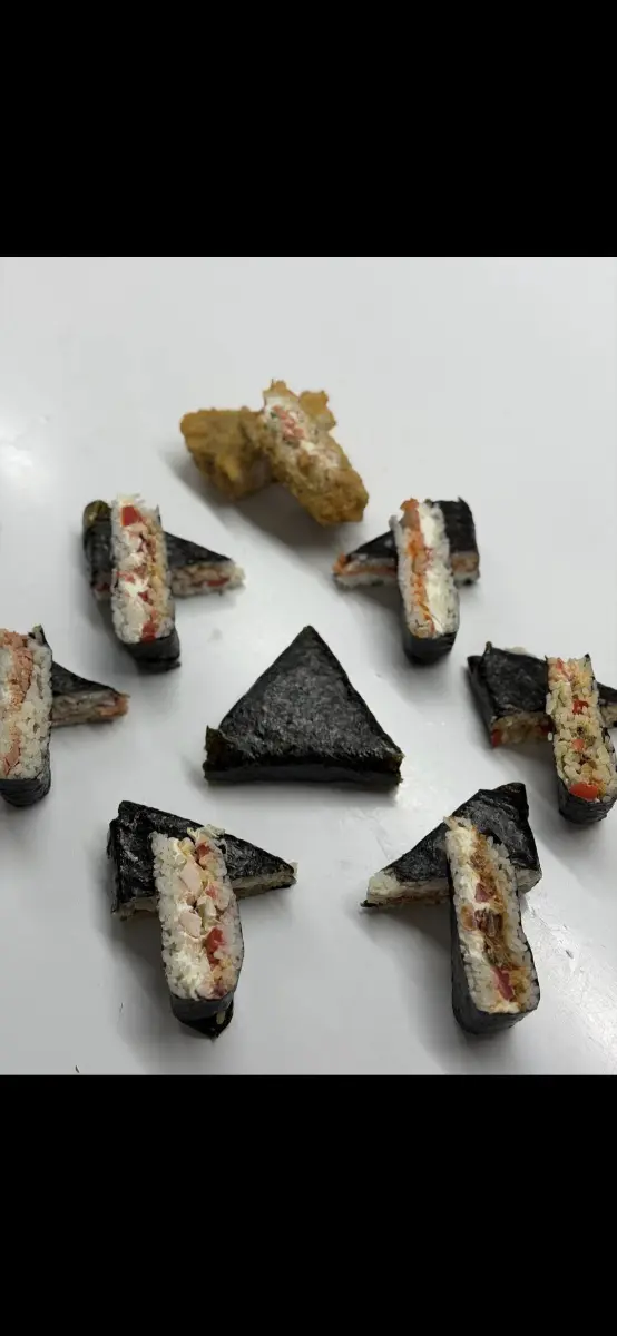 Онигири сет 8 шт (фреш,краб,курица,тунец,мидии,креветка,угорь,осьминог) Изображение Онигири сет 8 шт (фреш,краб,курица,тунец,мидии,креветка,угорь,осьминог) - Сытый Япоша