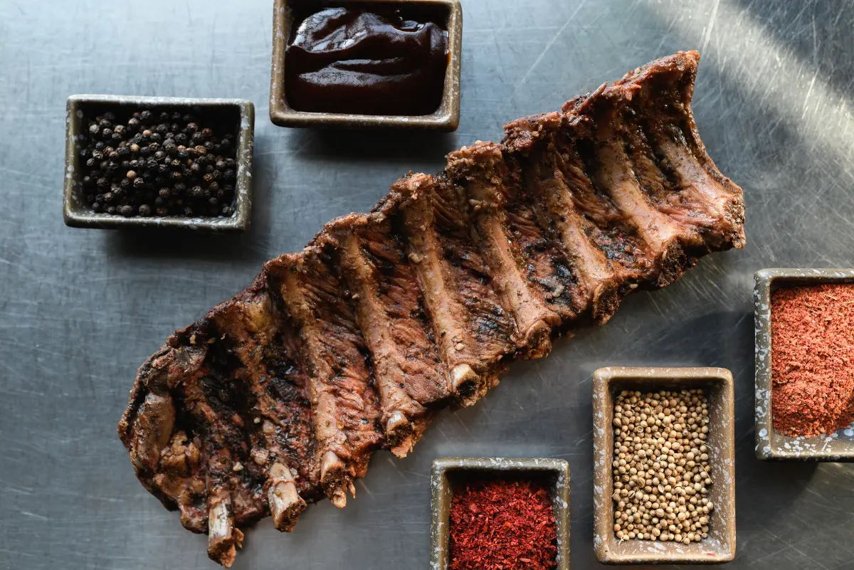 Свиные ребра из смокера в BBQ Изображение Свиные ребра из смокера в BBQ - Тугарин